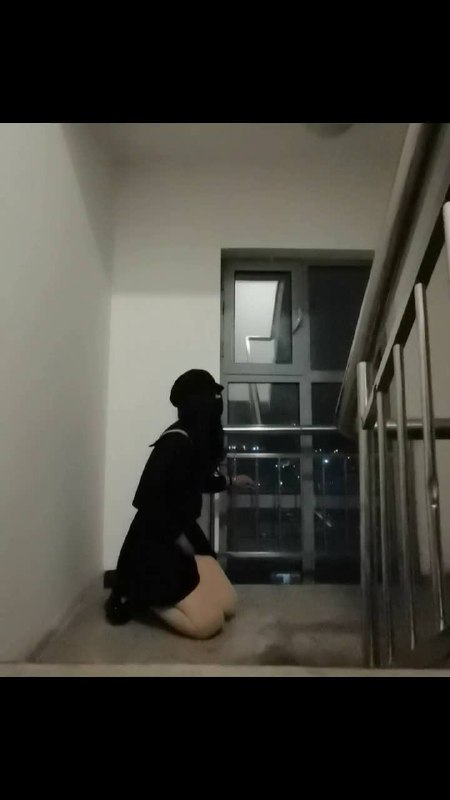 #hx0532 被主人灌了2L淫药和利尿剂后的小男娘，被主人锁在楼道里面～（手铐➕肉丝➕jk➕失禁）.mp4