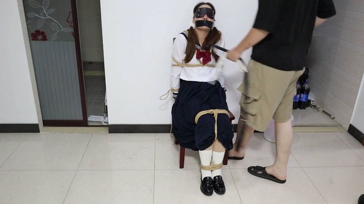 #荷仙少女【荷仙素人实记】椅子缚捆绑玩素人女生4号 两种梆姿，水手服少女鞭打凌辱，语言羞辱，玩具挑逗，害怕的惊叫连连.mp4