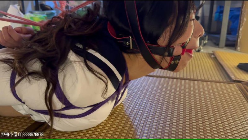 #柚里 女模！女学生咪泛应聘服装模特被破进行紧缚测试柔韧性，马具口球强制抬头驷马+小玩具塞入下载地址