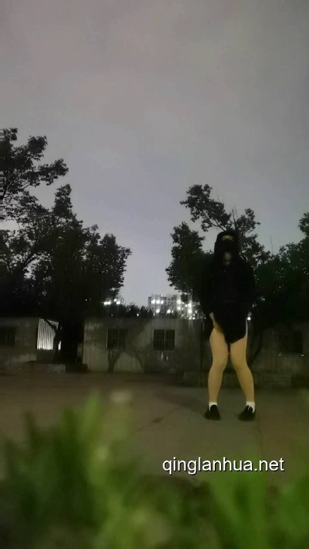 #hx0532 户外露出发骚的小男娘～在户外露出假装喝醉晕倒在公交站旁，路过的出租车司机竟然下车咨询需不需要帮助！小男娘和出租车司机之间又会发生什么呢～.mp4