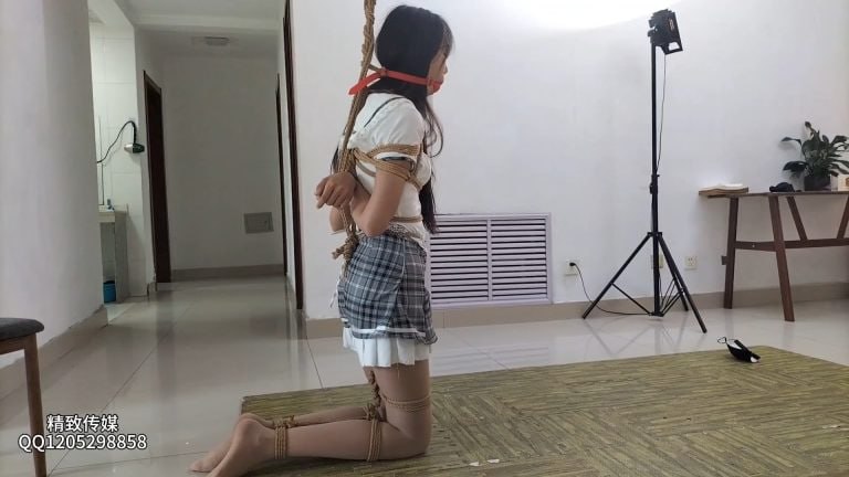 #精致原创 小美一小时后高手膝盖顶地跪缚吊折磨 超大口球流口水放置
