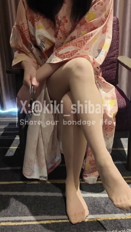 #kiki 肉丝日式浴衣戴着镣铐背铐在房间行走.mp4
