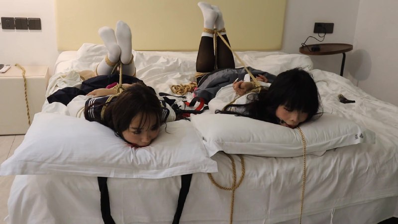 #荷仙少女 《陌生男在302房间的学生姐妹捕获调教》3 驷马绑学生姐妹，安玩具振+电击鞭虐+强迫语言羞辱口水+TK玩弄 最后被玩弄几乎晕厥学生姐妹意识模糊重复说：欢迎主人来玩我们两个下载地址
