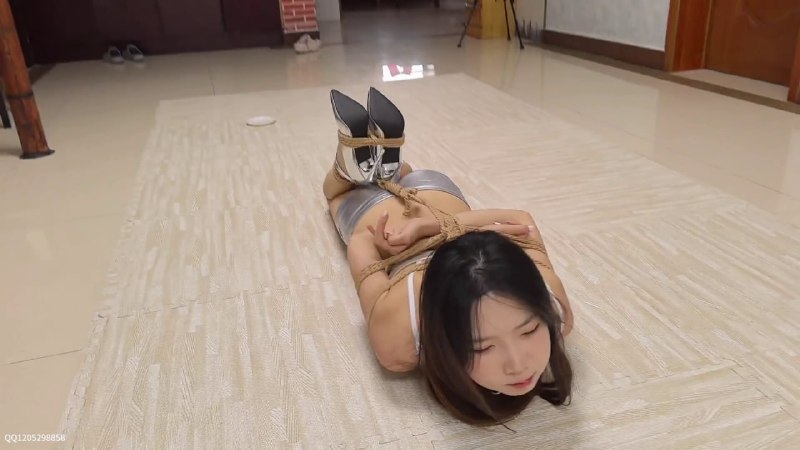 #精致原创 小桃为了讨回被黑心老板拖欠的工资，爬着艰难地努力争取