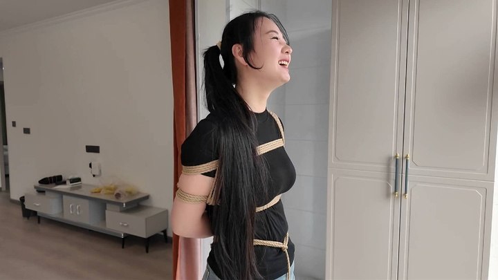 #李大侠原创 紫涵主演 奇妙的一天 美女紫涵参观体验绳室+M腿羞耻喂食+驷马紧缚挠痒+口球拘束