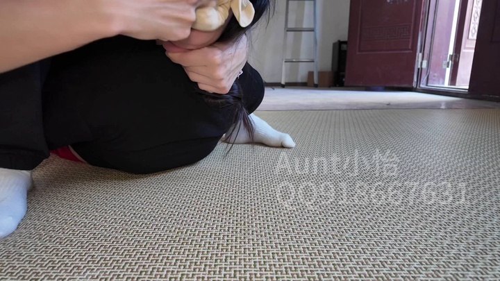#Aunt工作室 入室抢劫遭吊缚全包头套鞭打.mp4