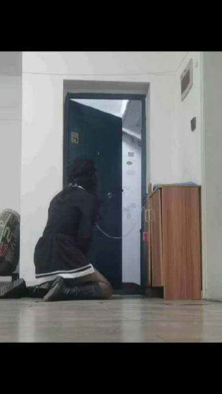 #hx0532 小男娘的取外卖任务～勾引外卖小哥最后让小哥射在自己的黑丝美腿上～狗链+露出+勾引+靴子.mp4