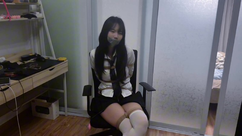 #wokunle 困困三十一弹，被绑成二郎腿坐在椅子上的折磨下载地址