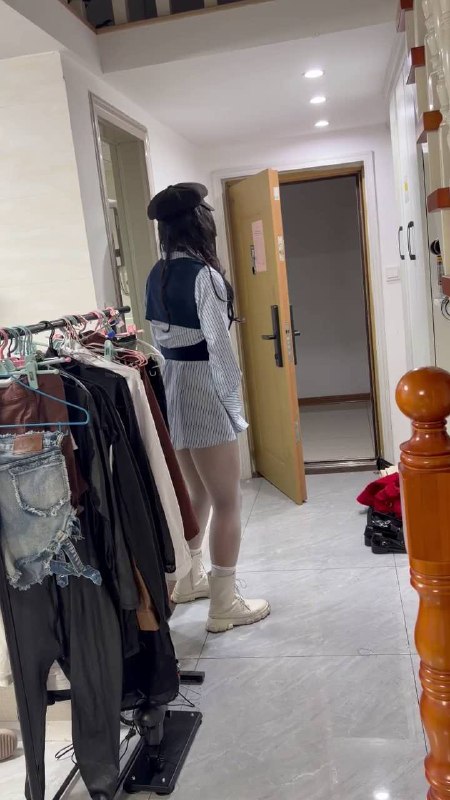 #hx0532 清纯女班长下课后竟然也有超级骚的一面！露出+勾引+户外+失禁+放尿.mp4