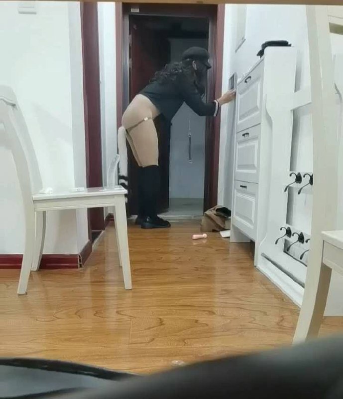 #hx0532 露出勾引任务1~在重金悬赏的任务要求下，带上项圈，插上超长尾巴，主动勾引外卖小哥，要求小哥帮忙拔下尾巴并抚摸自己~外卖小哥会有什么反应呢.mp4