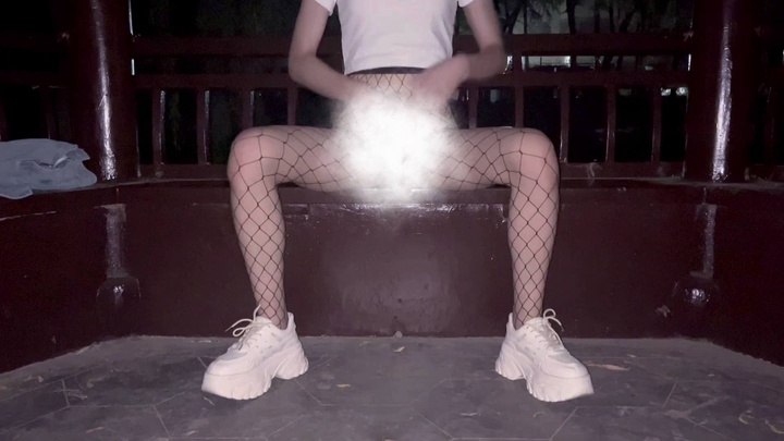 #子镜 户外露出——公园凉亭自慰.mp4