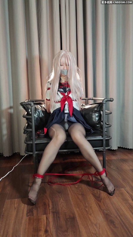 #暖暖兔 依依日式，丝袜堵嘴水手服放置凳上放上嗡嗡嗡，固定双腿高强度震动，挣扎无法动弹，最后还说了感受.mp4
