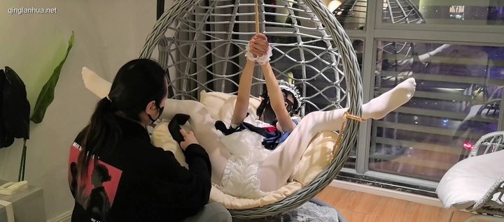#小自白 白丝女仆吊篮开腿放置+皮质束缚衣圣诞树吊腿+白丝全包震动棒装箱.mp4