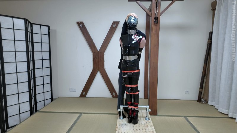 #鹿角与猫爪 乳胶旗袍奴隶，上下洞全被填满，钢管拘束架罚站，金属镣铐并肘，尼龙紧固器绑带束腿，重型金属腰带束腰，前后上轮番刺激下载地址