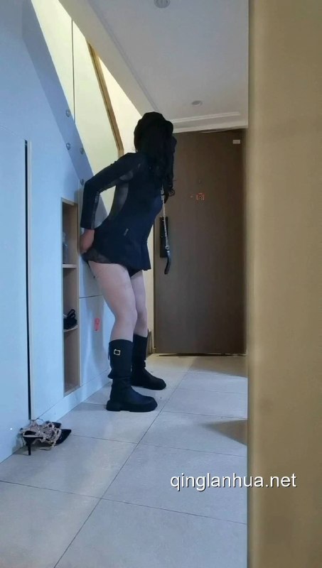 #hx0532 小男娘的两次勾引外卖小哥经理~在门前自卫等待着外卖小哥的到来~要求外卖小哥拍视频展示主人送来的衣服，并帮忙拔下尾巴，万万没想到小哥竟然扑了上来