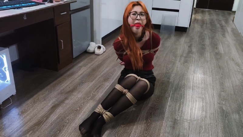 #禾一原创 《秘书》刚毕业的小美找到一份秘书的工作，但第一天上班的她就被上司下了药，有些事只有零次和无数次下载地址