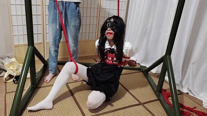 #小自白 双腿被绳子扒开，龟甲加日式微微吊起，震动棒放置.mp4