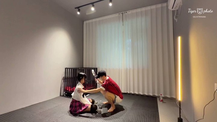 #摄影师胖虎 柒玥带金属镣铐囚禁的一天.mp4