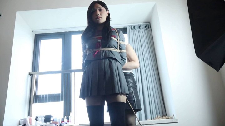#冷月绳艺 伪娘图图得连续榨汁第二弹 这次是M腿绑在窗台上，用原味丝袜塞嘴，外面用五六层胶带死死封住，只能闷哼，而后女王开始用手法连续榨汁，在喷射一次后立刻开始龟头责，这时候是伪娘最敏感得时候，图图欲仙欲死，大家.mp4