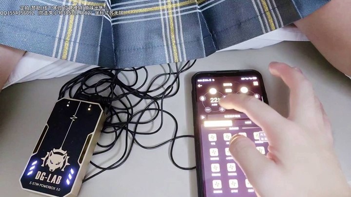 #XcTian 小云cos流萤春日手信 感官剥夺的情况下被关在衣柜里电击+震动棒多次强高 戒尺将小云抽到哀嚎不断.mp4